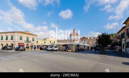 Pisa, Italy - January 4, 2024: Porta Nuova (New Gate) with its traders selling souvenirs overlooking the Pize Tower park on a winter day Stock Photo