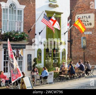 Lincoln, Lincolnshire, England. Customers relaxing on the sunlit terrace of Olivares, a popular tapas restaurant in Castle Square. Stock Photo