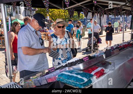 UK, England, Yorkshire, Pontefract, Cornmarket, Liquorice Festival, customers selecting pick and mix at sweet stall Stock Photo