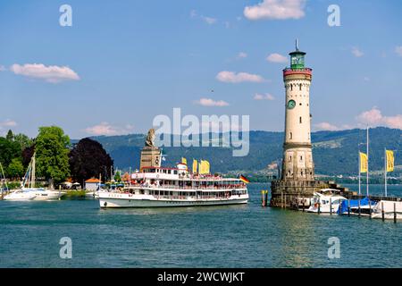 Germany, Bavaria, Lake Constance (Bodensee), Lindau, at the entrante of the port, Bavarian Lion and new lighthouse Stock Photo