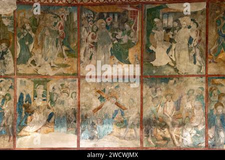 Germany, Bavaria, Lake Constance (Bodensee), Lindau, Schrannenplatz, Thieves' tower (Diebsturm) and St. Peter's church (Peterskirche), the Lindau Passion frescoes are attributed to Hans Holbein the Elder and show scenes from the Passion of Christ Stock Photo