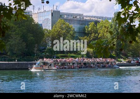 France, Paris, River tourism in front of the Arab World Institute on the banks of the Seine Stock Photo