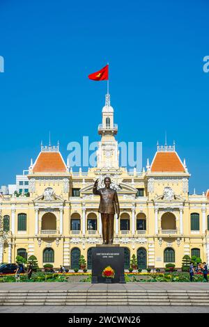 Vietnam, Ho Chi Minh City (Saigon), District 1, Ben Nghe area, statue of Ho Chi Minh (1890-1969) in front of City Hall Stock Photo