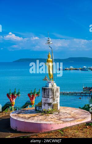 Thailand, Trat province, Ko Mak island, Wat Samakeetham Buddhist temple overlooks Ao Nid bay Stock Photo