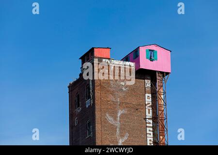 Canada, province of Quebec, Montreal, the surroundings of the Lachine Canal in the west of the city, the silos of the former Canada Malting Co factory, the mysterious little pink house at the top Stock Photo