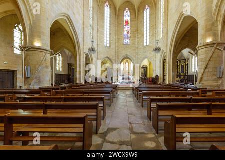 France, Dordogne, Perigord Noir, Dordogne Valley, Sarlat la Caneda, Saint sacerdos cathedral built between the 12th and the 17th century mostly in gothic style located in the historical center listed as World Heritage by UNESCO, the nave and the choir Stock Photo