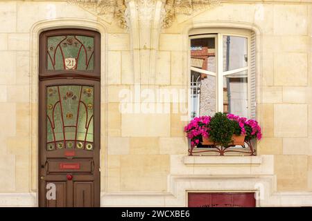 France, Meurthe et Moselle, Nancy, detail of the facade of a house in Art Nouveau style built in 1905 by architect Leon Cayotte and door with ironwork made of wrought iron located Rue Bassompierre Stock Photo