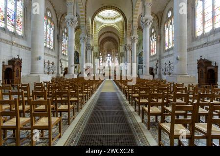 France, Meurthe et Moselle, Nancy, Sacre Coeur de Nancy (sacred Heart of Nancy) basilica built by architect Anthony Rougieux between 1902 and 1905 in Byzantine Romanesque style, the nave, the choir and stained glass windows by master glassmaker Joseph Janin made in 1905, restored or replaced in 1922 for those destroyed by bombing in 1917, by his son Georges Janin and Joseph Benoit with addition of vegetal decoration reminding the skylights of Art Nouveau style located Rue de Laxou Stock Photo