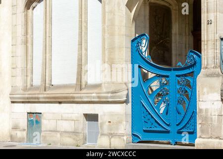 France, Meurthe et Moselle, Nancy, facade and ironwork made of wrought iron made by Eugene Vallin of the outside door of the Biet apartment building in Art Nouveau style built for himself by architect Georges Biet (1901-1902) in Rue de la Commanderie Stock Photo