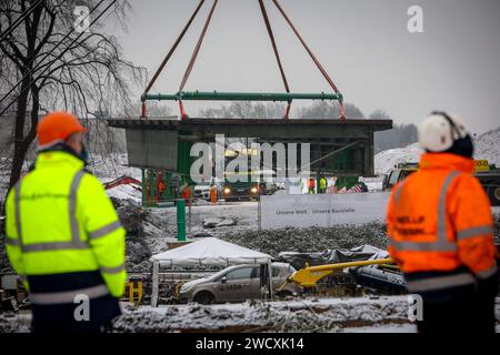 Zwei Große Spezialkräne Heben Die 320 Tonnen Schwere Brücke Aus Ihrer ...