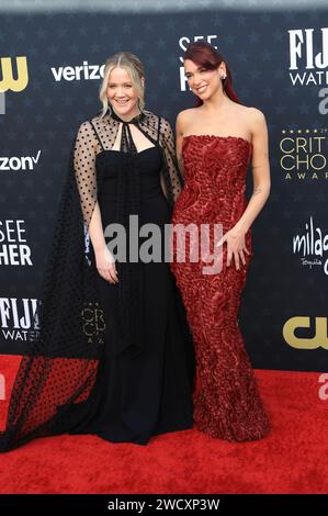 Caroline Ailin und Dua Lipa bei der Verleihung der 29. Critics Choice Awards im Barker Hangar. Santa Monica, 14.01.2024 *** Caroline Ailin and Dua Lipa at the 29 Critics Choice Awards at the Barker Hangar Santa Monica, 14 01 2024 Foto:xJ.xBlocx/xFuturexImagex critics choice 4230 Stock Photo