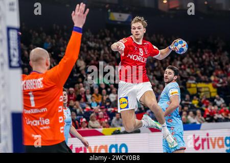 Hamburg, Germany. 17th Jan, 2024. HAMBURG, GERMANY - JANUARY 17: Mathias Gidsel of Denmark shoots to score during the EHF Euro 2024 Main Round match between Denmark and Netherlands at Barclays Arena on January 17, 2024 in Hamburg, Germany. (Photo by Henk Seppen/Orange Pictures) Credit: Orange Pics BV/Alamy Live News Stock Photo