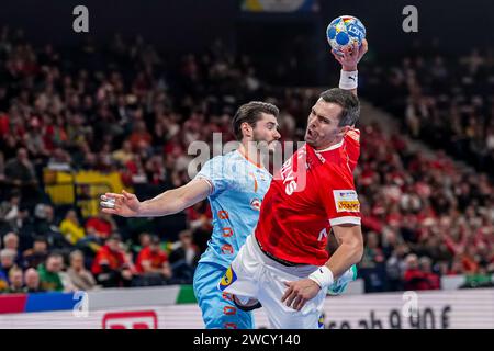 Hamburg, Germany. 17th Jan, 2024. HAMBURG, GERMANY - JANUARY 17: Rasmus Lauge Schmidt of Denmark is challenged by Robin Schoenaker of The Netherlands during the EHF Euro 2024 Main Round match between Denmark and Netherlands at Barclays Arena on January 17, 2024 in Hamburg, Germany. (Photo by Henk Seppen/Orange Pictures) Credit: Orange Pics BV/Alamy Live News Stock Photo