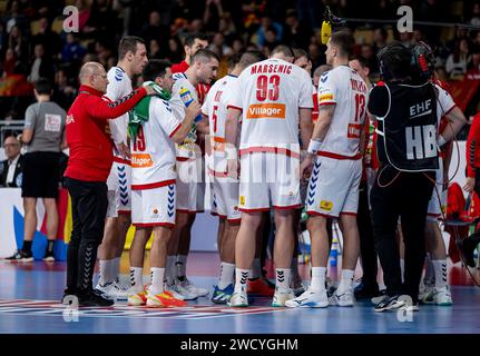 Muenchen, Deutschland. 16th Jan, 2024. Die Serben waehrend eines Timeout. GER, Serbien vs. Montenegro, Handball, Maenner, EHF Euro 2024, Gruppe C, 3. Spieltag, 16.01.2024. Foto: Eibner-Pressefoto/Heike Feiner Credit: dpa/Alamy Live News Stock Photo