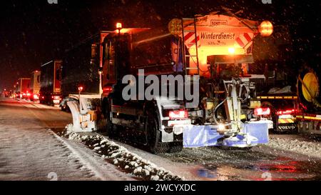 Verkehrskollaps auf hessischen Autobahnen. Der intensive Schneefall führte zum Stillstand auf der A 5 zwischen Gießen und Alsfeld auf mehr als 50 Kilometern. Die Ursache sind uneinsichtige LKW Fahrer bei denen selbst der Winterdienstfahrer mit dem Kopf schüttelt. Auf nur zwei Spuren wird versucht an einem anderen LKW vorbei zu kommen. Schafft es dieser auch nicht, sind alle Spuren blockiert. Hinzu kommt eine Baustelle bei der die Fahrstreifen eh verengt sind. Fehlende Rettungsgasse lässt quasi weder Polizei, noch Feuerwehr, Rettungsdienst und Winterdienst an die Problemstellen kommen. Auf der Stock Photo