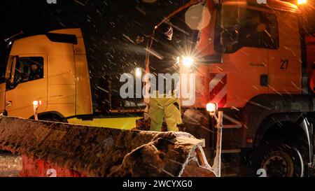 Verkehrskollaps auf hessischen Autobahnen. Der intensive Schneefall führte zum Stillstand auf der A 5 zwischen Gießen und Alsfeld auf mehr als 50 Kilometern. Die Ursache sind uneinsichtige LKW Fahrer bei denen selbst der Winterdienstfahrer mit dem Kopf schüttelt. Auf nur zwei Spuren wird versucht an einem anderen LKW vorbei zu kommen. Schafft es dieser auch nicht, sind alle Spuren blockiert. Hinzu kommt eine Baustelle bei der die Fahrstreifen eh verengt sind. Fehlende Rettungsgasse lässt quasi weder Polizei, noch Feuerwehr, Rettungsdienst und Winterdienst an die Problemstellen kommen. Auf der Stock Photo