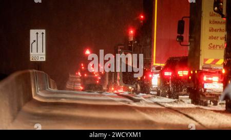 Verkehrskollaps auf hessischen Autobahnen. Der intensive Schneefall führte zum Stillstand auf der A 5 zwischen Gießen und Alsfeld auf mehr als 50 Kilometern. Die Ursache sind uneinsichtige LKW Fahrer bei denen selbst der Winterdienstfahrer mit dem Kopf schüttelt. Auf nur zwei Spuren wird versucht an einem anderen LKW vorbei zu kommen. Schafft es dieser auch nicht, sind alle Spuren blockiert. Hinzu kommt eine Baustelle bei der die Fahrstreifen eh verengt sind. Fehlende Rettungsgasse lässt quasi weder Polizei, noch Feuerwehr, Rettungsdienst und Winterdienst an die Problemstellen kommen. Auf der Stock Photo