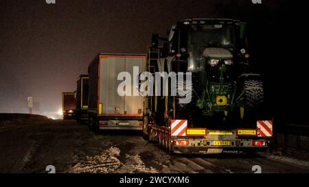 Verkehrskollaps auf hessischen Autobahnen. Der intensive Schneefall führte zum Stillstand auf der A 5 zwischen Gießen und Alsfeld auf mehr als 50 Kilometern. Die Ursache sind uneinsichtige LKW Fahrer bei denen selbst der Winterdienstfahrer mit dem Kopf schüttelt. Auf nur zwei Spuren wird versucht an einem anderen LKW vorbei zu kommen. Schafft es dieser auch nicht, sind alle Spuren blockiert. Hinzu kommt eine Baustelle bei der die Fahrstreifen eh verengt sind. Fehlende Rettungsgasse lässt quasi weder Polizei, noch Feuerwehr, Rettungsdienst und Winterdienst an die Problemstellen kommen. Auf der Stock Photo