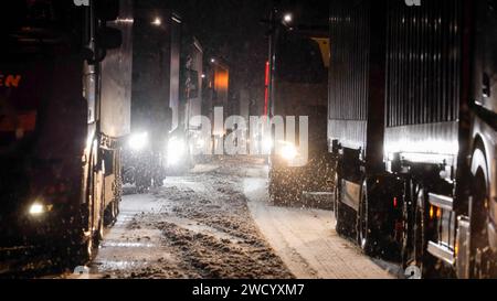 Verkehrskollaps auf hessischen Autobahnen. Der intensive Schneefall führte zum Stillstand auf der A 5 zwischen Gießen und Alsfeld auf mehr als 50 Kilometern. Die Ursache sind uneinsichtige LKW Fahrer bei denen selbst der Winterdienstfahrer mit dem Kopf schüttelt. Auf nur zwei Spuren wird versucht an einem anderen LKW vorbei zu kommen. Schafft es dieser auch nicht, sind alle Spuren blockiert. Hinzu kommt eine Baustelle bei der die Fahrstreifen eh verengt sind. Fehlende Rettungsgasse lässt quasi weder Polizei, noch Feuerwehr, Rettungsdienst und Winterdienst an die Problemstellen kommen. Auf der Stock Photo