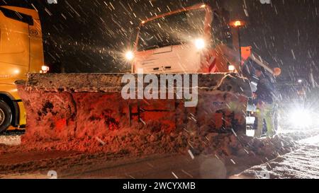 Verkehrskollaps auf hessischen Autobahnen. Der intensive Schneefall führte zum Stillstand auf der A 5 zwischen Gießen und Alsfeld auf mehr als 50 Kilometern. Die Ursache sind uneinsichtige LKW Fahrer bei denen selbst der Winterdienstfahrer mit dem Kopf schüttelt. Auf nur zwei Spuren wird versucht an einem anderen LKW vorbei zu kommen. Schafft es dieser auch nicht, sind alle Spuren blockiert. Hinzu kommt eine Baustelle bei der die Fahrstreifen eh verengt sind. Fehlende Rettungsgasse lässt quasi weder Polizei, noch Feuerwehr, Rettungsdienst und Winterdienst an die Problemstellen kommen. Auf der Stock Photo