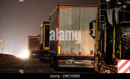 Verkehrskollaps auf hessischen Autobahnen. Der intensive Schneefall führte zum Stillstand auf der A 5 zwischen Gießen und Alsfeld auf mehr als 50 Kilometern. Die Ursache sind uneinsichtige LKW Fahrer bei denen selbst der Winterdienstfahrer mit dem Kopf schüttelt. Auf nur zwei Spuren wird versucht an einem anderen LKW vorbei zu kommen. Schafft es dieser auch nicht, sind alle Spuren blockiert. Hinzu kommt eine Baustelle bei der die Fahrstreifen eh verengt sind. Fehlende Rettungsgasse lässt quasi weder Polizei, noch Feuerwehr, Rettungsdienst und Winterdienst an die Problemstellen kommen. Auf der Stock Photo