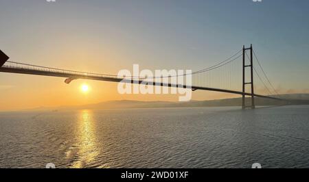 BOSPHORUS BRIDGE in Istanbul, Turkey, spans the Bosphorus Strait and connects Europe and Asia.  Photo: Tony Gale Stock Photo