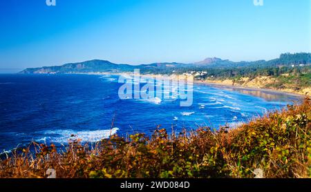 Breaking waves; Pacific Ocean north of Yaquina Head; Oregon; USA Stock Photo