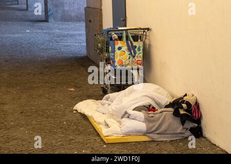 Ein Obdachloser schläft unter dem Hochbahnviadukt der Berliner U-Bahn an der Schönhauser Allee in Berlin-Prenzlauer Berg. / A homeless man sleeps under the elevated railway viaduct of the Berlin subway on Schönhauser Allee in Berlin-Prenzlauer Berg. Obdachlosigkeit in Berlin *** A homeless man sleeps under the elevated railway viaduct of the Berlin subway on Schönhauser Allee in Berlin Prenzlauer Berg A homeless man sleeps under the elevated railway viaduct of the Berlin subway on Schönhauser Allee in Berlin Prenzlauer Berg Homelessness in Berlin snph202401064410.jpg Stock Photo