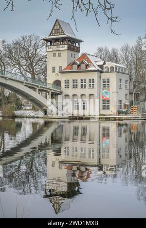 Kulturhaus auf der Insel der Jugend, Abteibrücke, Spree, Treptower Park, Treptow, Treptow-Köpenick, Berlin, Deutschland Stock Photo