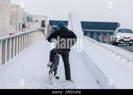 © PHOTOPQR/LE PARISIEN/ARNAUD DUMONTIER ; Compiègne ; 18/01/2024 ; Compiègne (60) - Jeudi 18 janvier 2023 4 à 5 cm de neige sont tombés dans la nuit de mercredi à jeudi avec des pluies verglaçantes sur Compiègne dans les Hauts-de-France. © Arnaud Dumontier pour Le Parisien France, jan 19th 2024. It has snown in -Paris and suburb *** Local Caption *** Illustration neige Credit: MAXPPP/Alamy Live News Stock Photo