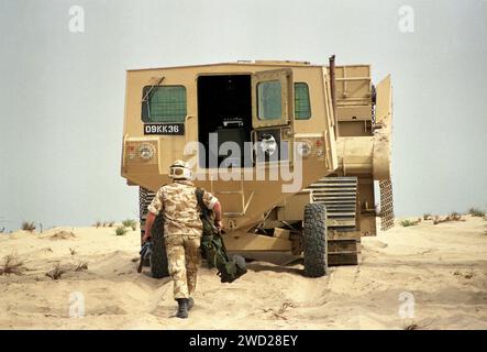 First Gulf War: 14th January 1991 A British Army Aardvark JSFU (Joint Services Flail Unit) mine-clearance vehicle north of Dhahran in Saudi Arabia. Stock Photo