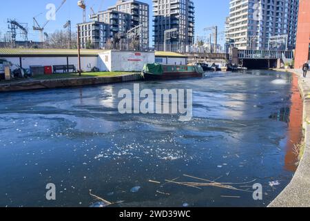 January 18 2024 London England UK Partially Frozen Regent S Canal   January 18 2024 London England Uk Partially Frozen Regents Canal In Kings Cross As Freezing Temperatures Continue Around The Uk Credit Image Vuk Valciczuma Press Wire Editorial Usage Only! Not For Commercial Usage! 2wd39wc 