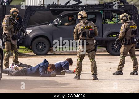 Release of hostages - Special forces SWAT team from SON, JSZ and WZW. Tactical officers arrest criminals and release hostages for training operation. Stock Photo