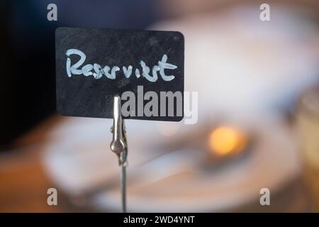 Berlin, Germany. 08th July, 2023. A sign saying 'Reserved' is on a table in a café. Credit: Fernando Gutierrez-Juarez/dpa/Alamy Live News Stock Photo
