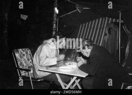 Mesa y sillas plegables para camping, 1958 Fotografía de stock - Alamy