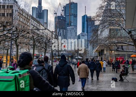 Einkaufsstraße Zeil, Fußgängerzone, Winterwetter, Skyline der Innenstadt, Bankenviertel, Menschen beim Shoppen, Frankfurt am Main, Hessen, Deutschland, Zeil *** Zeil shopping street, pedestrian zone, winter weather, city center skyline, banking district, people shopping, Frankfurt am Main, Hesse, Germany, Zeil Stock Photo