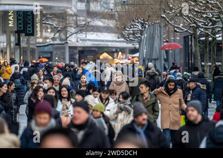 Einkaufsstraße Zeil, Fußgängerzone, Winterwetter, Menschen beim Shoppen, Frankfurt am Main, Hessen, Deutschland, Zeil *** Shopping street Zeil, pedestrian zone, winter weather, people shopping, Frankfurt am Main, Hesse, Germany, Zeil Stock Photo