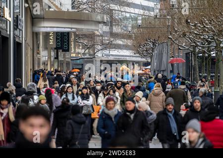 Einkaufsstraße Zeil, Fußgängerzone, Winterwetter, Menschen beim Shoppen, Frankfurt am Main, Hessen, Deutschland, Zeil *** Shopping street Zeil, pedestrian zone, winter weather, people shopping, Frankfurt am Main, Hesse, Germany, Zeil Stock Photo