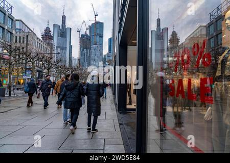 Einkaufsstraße Zeil, Fußgängerzone, Winterwetter, Skyline der Innenstadt, Schlussverkauf, Sale, Bankenviertel, Menschen beim Shoppen, Frankfurt am Main, Hessen, Deutschland, Zeil *** Zeil shopping street, pedestrian zone, winter weather, city center skyline, sale, banking district, people shopping, Frankfurt am Main, Hesse, Germany, Zeil Stock Photo