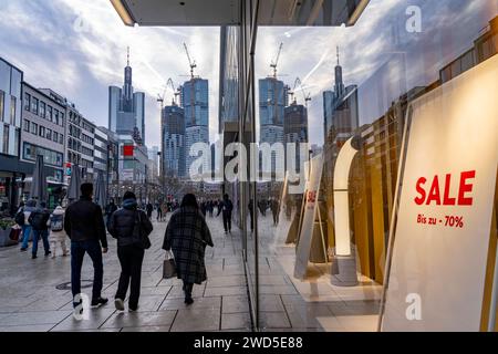 Einkaufsstraße Zeil, Fußgängerzone, Winterwetter, Skyline der Innenstadt, Schlussverkauf, Sale, Bankenviertel, Menschen beim Shoppen, Frankfurt am Main, Hessen, Deutschland, Zeil *** Zeil shopping street, pedestrian zone, winter weather, city center skyline, sale, banking district, people shopping, Frankfurt am Main, Hesse, Germany, Zeil Stock Photo