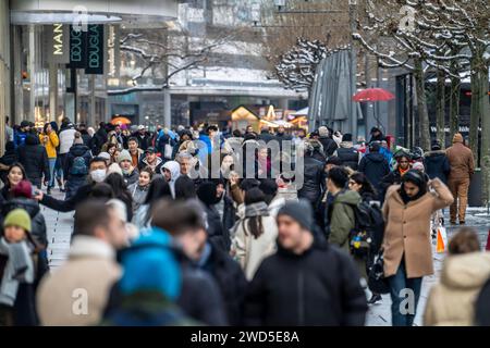 Einkaufsstraße Zeil, Fußgängerzone, Winterwetter, Menschen beim Shoppen, Frankfurt am Main, Hessen, Deutschland, Zeil *** Shopping street Zeil, pedestrian zone, winter weather, people shopping, Frankfurt am Main, Hesse, Germany, Zeil Stock Photo