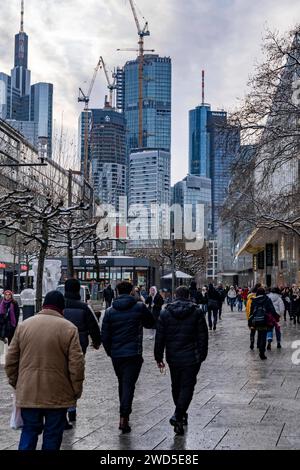 Einkaufsstraße Zeil, Fußgängerzone, Winterwetter, Skyline der Innenstadt, Bankenviertel, Menschen beim Shoppen, Frankfurt am Main, Hessen, Deutschland, Zeil *** Zeil shopping street, pedestrian zone, winter weather, city center skyline, banking district, people shopping, Frankfurt am Main, Hesse, Germany, Zeil Stock Photo