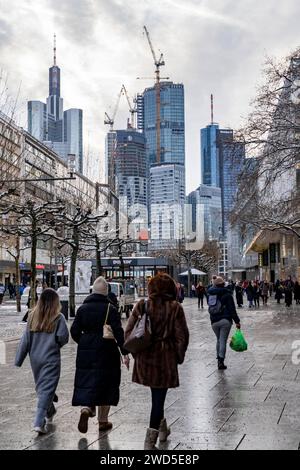 Einkaufsstraße Zeil, Fußgängerzone, Winterwetter, Skyline der Innenstadt, Bankenviertel, Menschen beim Shoppen, Frankfurt am Main, Hessen, Deutschland, Zeil *** Zeil shopping street, pedestrian zone, winter weather, city center skyline, banking district, people shopping, Frankfurt am Main, Hesse, Germany, Zeil Stock Photo