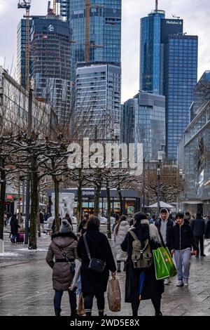 Einkaufsstraße Zeil, Fußgängerzone, Winterwetter, Skyline der Innenstadt, Bankenviertel, Menschen beim Shoppen, Frankfurt am Main, Hessen, Deutschland, Zeil *** Zeil shopping street, pedestrian zone, winter weather, city center skyline, banking district, people shopping, Frankfurt am Main, Hesse, Germany, Zeil Stock Photo