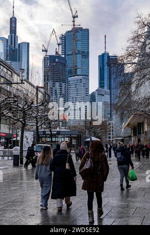 Einkaufsstraße Zeil, Fußgängerzone, Winterwetter, Skyline der Innenstadt, Bankenviertel, Menschen beim Shoppen, Frankfurt am Main, Hessen, Deutschland, Zeil *** Zeil shopping street, pedestrian zone, winter weather, city center skyline, banking district, people shopping, Frankfurt am Main, Hesse, Germany, Zeil Stock Photo