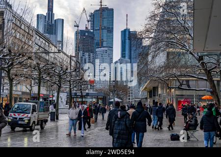 Einkaufsstraße Zeil, Fußgängerzone, Winterwetter, Skyline der Innenstadt, Bankenviertel, Menschen beim Shoppen, Frankfurt am Main, Hessen, Deutschland, Zeil *** Zeil shopping street, pedestrian zone, winter weather, city center skyline, banking district, people shopping, Frankfurt am Main, Hesse, Germany, Zeil Stock Photo