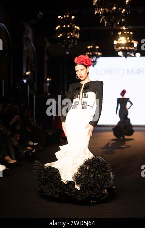 LORETO MARTÍNEZ presentó su colección de trajes de flamenca  en  Sevilla 2024 We Love Flamenco colección LORETO MARTINE Stock Photo