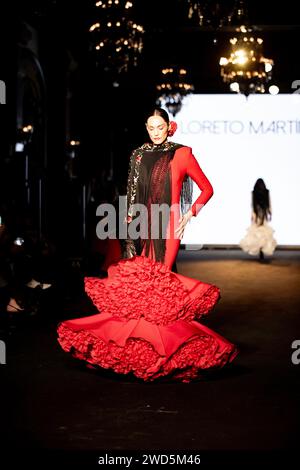 LORETO MARTÍNEZ presentó su colección de trajes de flamenca  en  Sevilla 2024 We Love Flamenco colección LORETO MARTINE Stock Photo