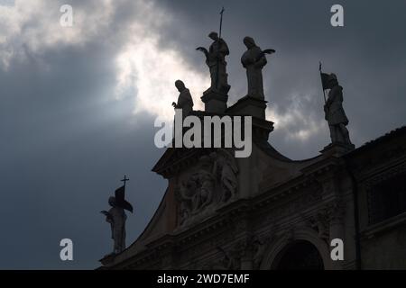 Chiesa di San Vincenzo (Church of St. Vincent) on Piazza della Signoria in historic centre of Vicenza, Province of Vicenza, Veneto, Italy© Wojciech St Stock Photo