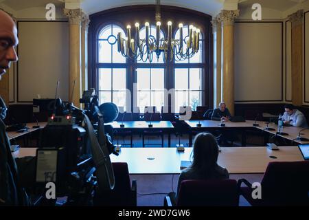 19 January 2024, Mecklenburg-Western Pomerania, Schwerin: While the parliamentary committee of inquiry into the MV Climate and Environmental Protection Foundation is questioning witnesses from the Ribnitz-Damgarten tax office at Schwerin Castle, journalists can listen to the audio transmission in a separate room. Among other things, the questioning of the witnesses is intended to shed light on the handling of the foundation's tax returns and applications for exemption. The committee is to investigate the objectives and actions of the state government of Mecklenburg-Vorpommern with regard to an Stock Photo